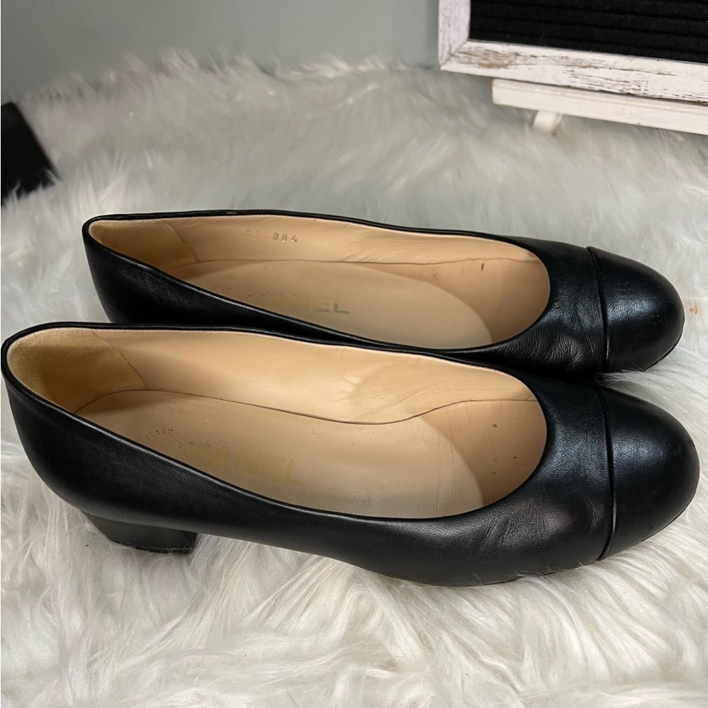 Chanel Black Lambskin Leather Pearl CC Logo Round Toe Low Block Heel Pump - 36C - Picture 7 of 16